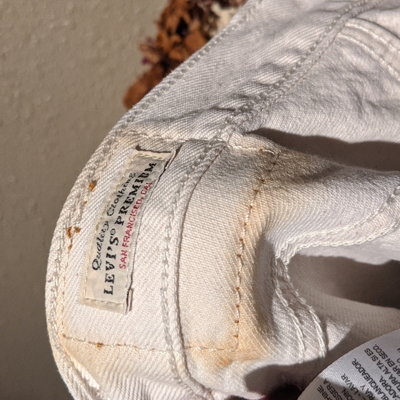 White Levi's 501 Cropped - Picture 6 of 6